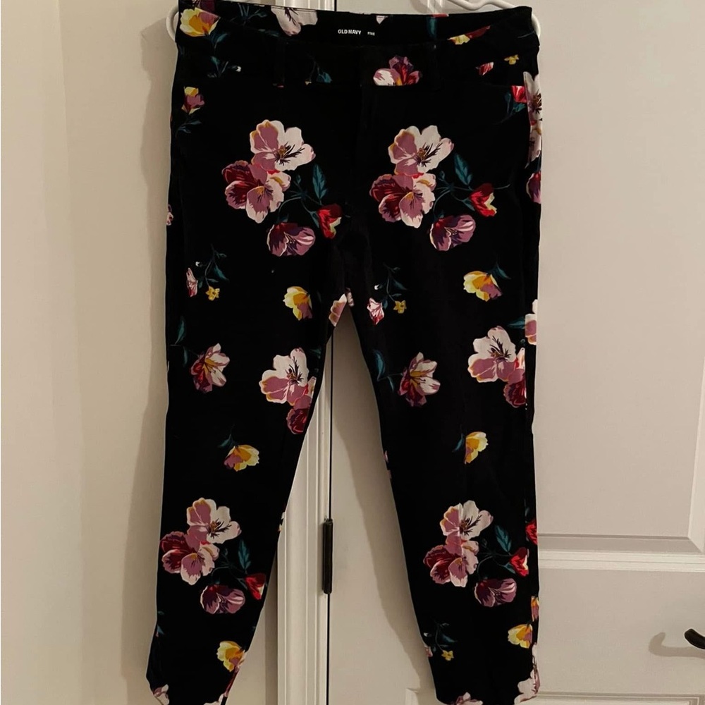 Old Navy Black Floral Cropped Pixie Pants